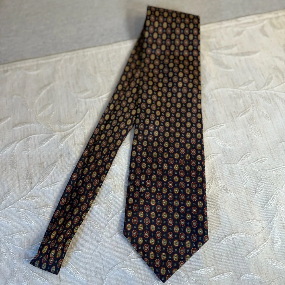 Men’s Vintage Windsor Collection Tie Rack Silk. Navy and burgundy Neat medallion
